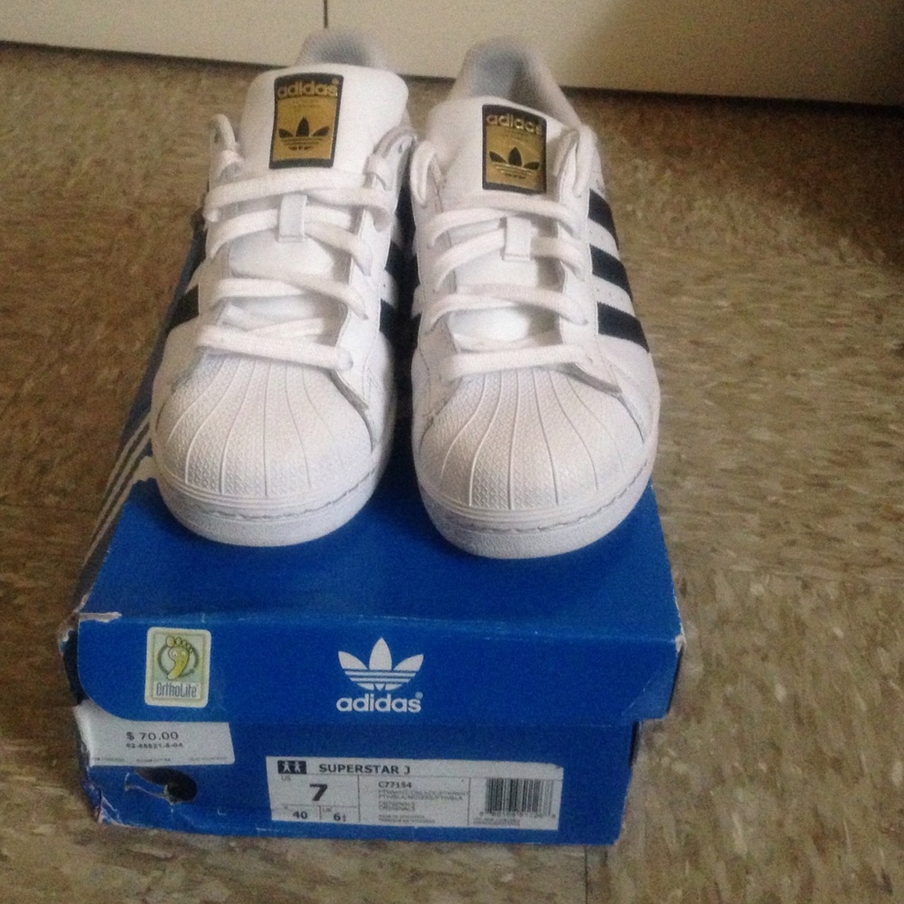 ✨Adidas Superstar Originals✨ Size 7Y