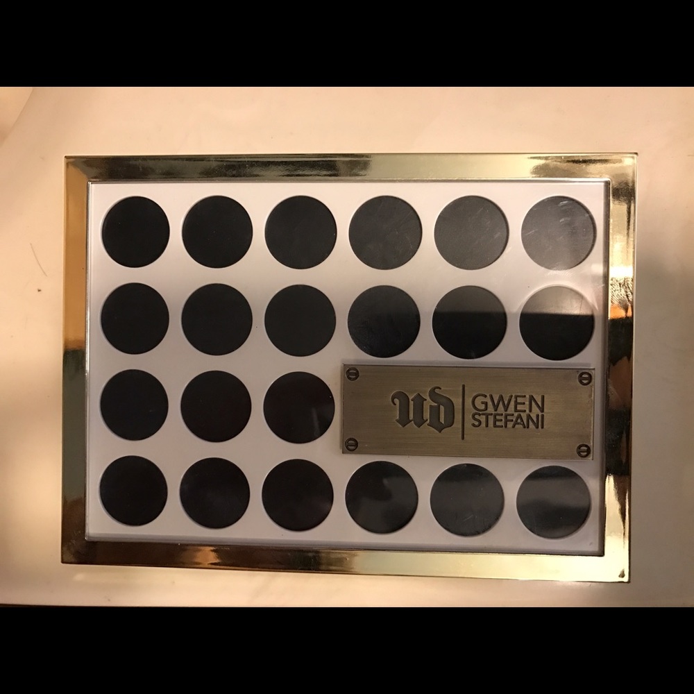 URBAN DECAY GWEN STEFANI EYESHADOW PALETTE