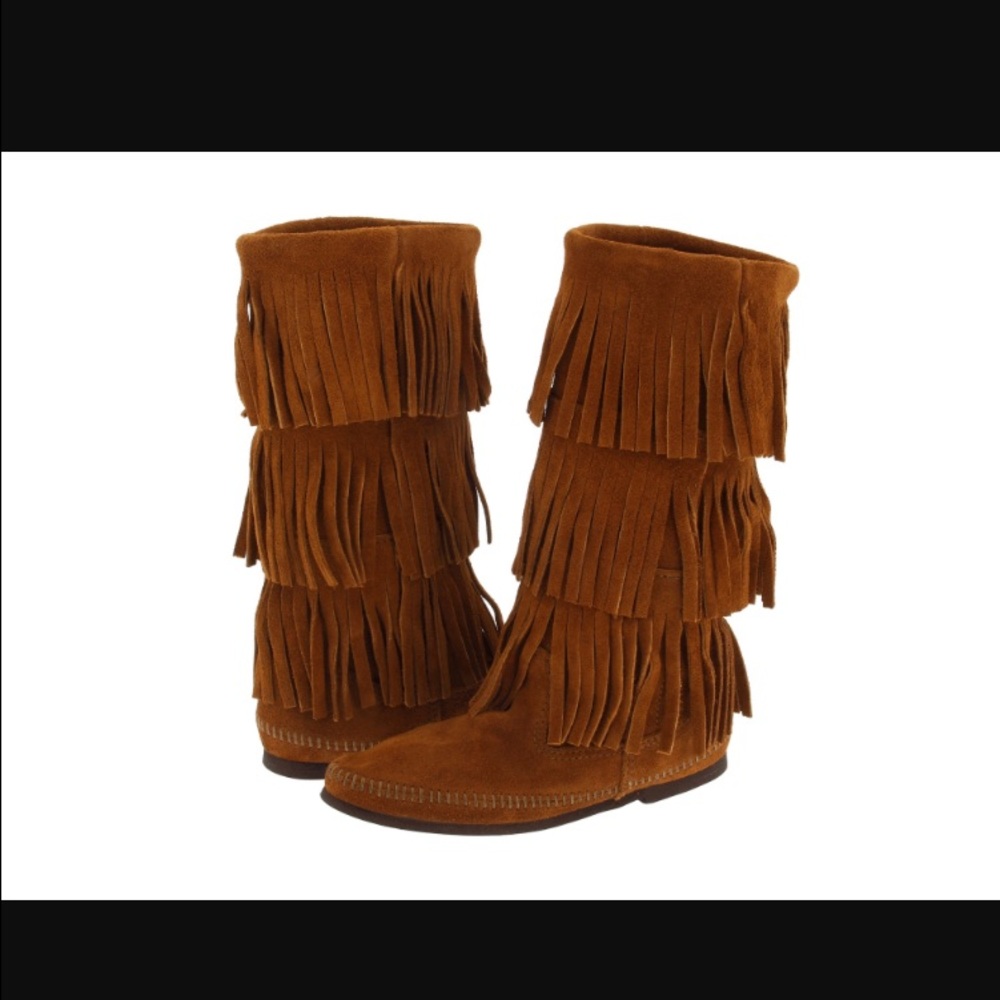 Minnetonka 3 tier fringe boots!