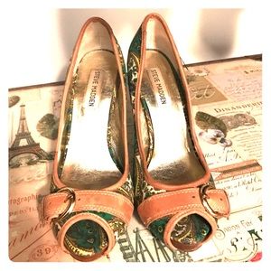 7 1/2 Steve Madden Green Paisley heels