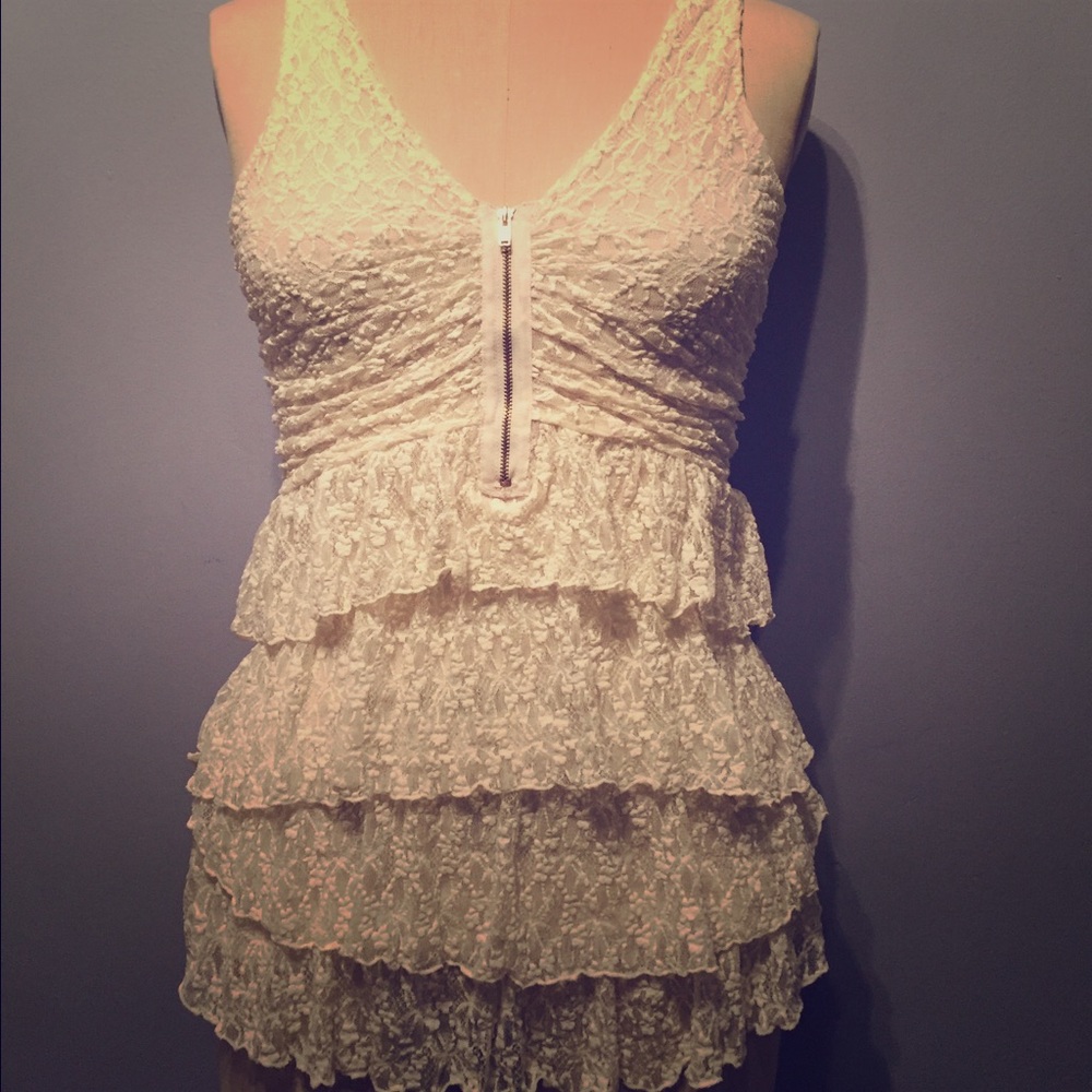 Stretch lace ruffled top