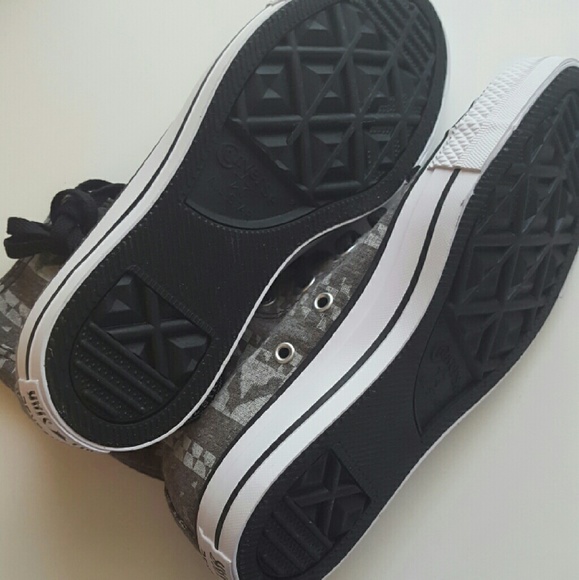 Converse NEW in Tribal Print, Wmn Sz 6 - Picture 3 of 4