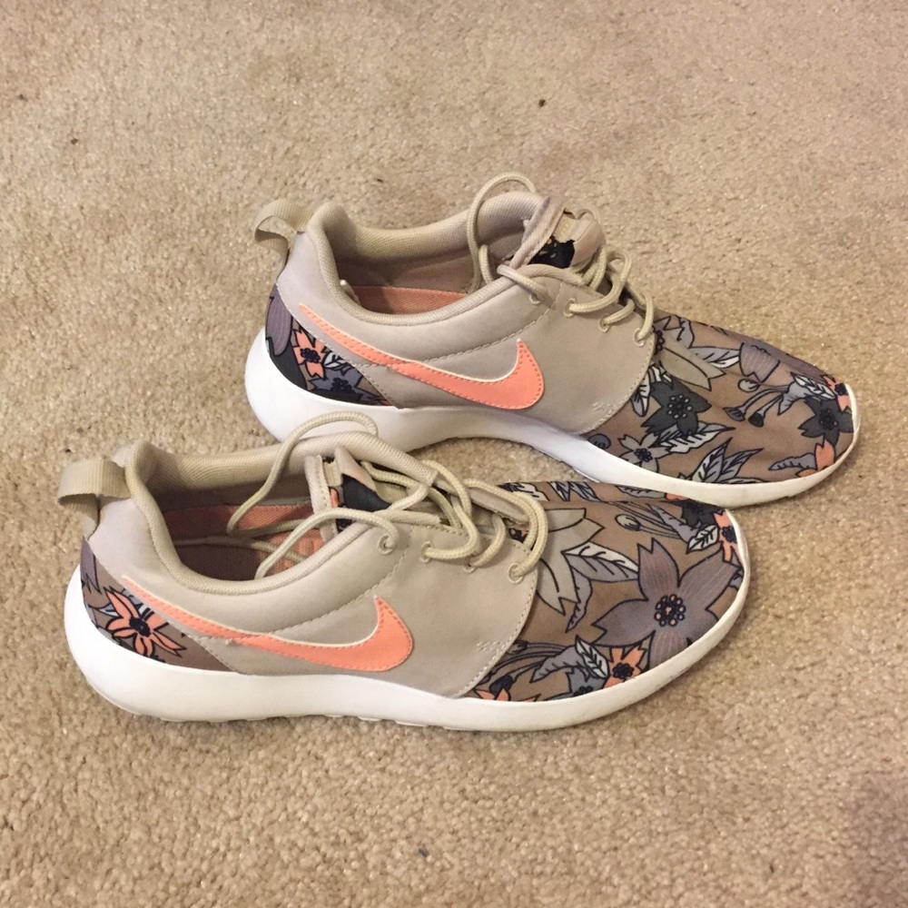 Floral Nike roshe womens sz 8.5 rare! Hard to find