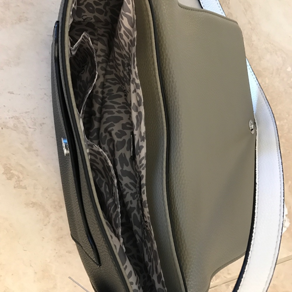 Guess women's medium shoulder satchel bag - Picture 3 of 8