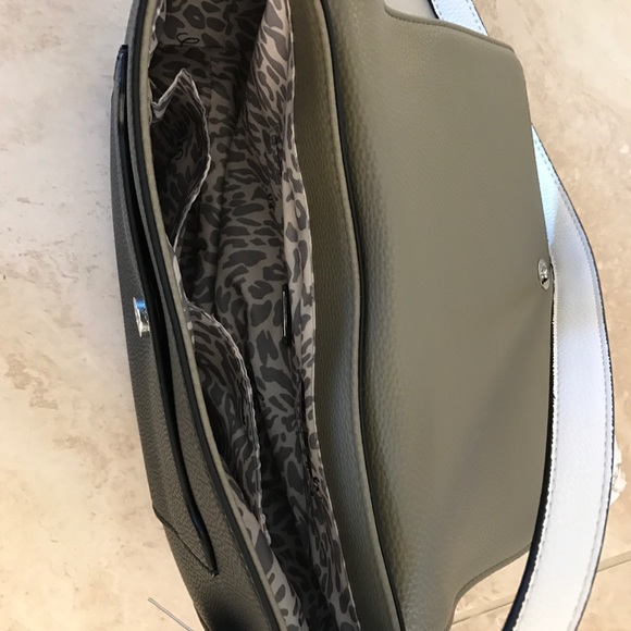 Guess women's medium shoulder satchel bag - Picture 3 of 8