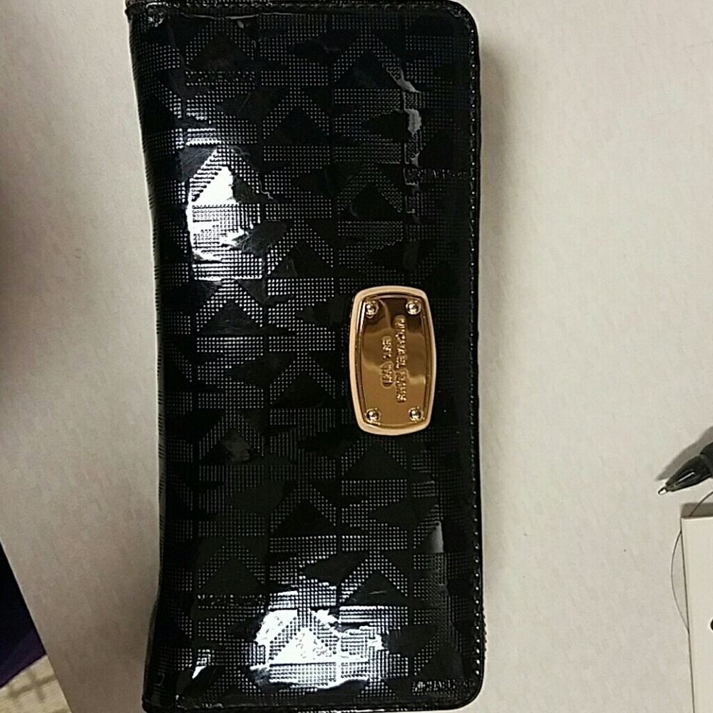 Micheal kors zip wallet