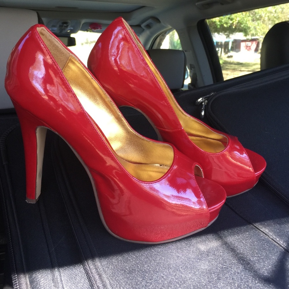 Peep toe pumps