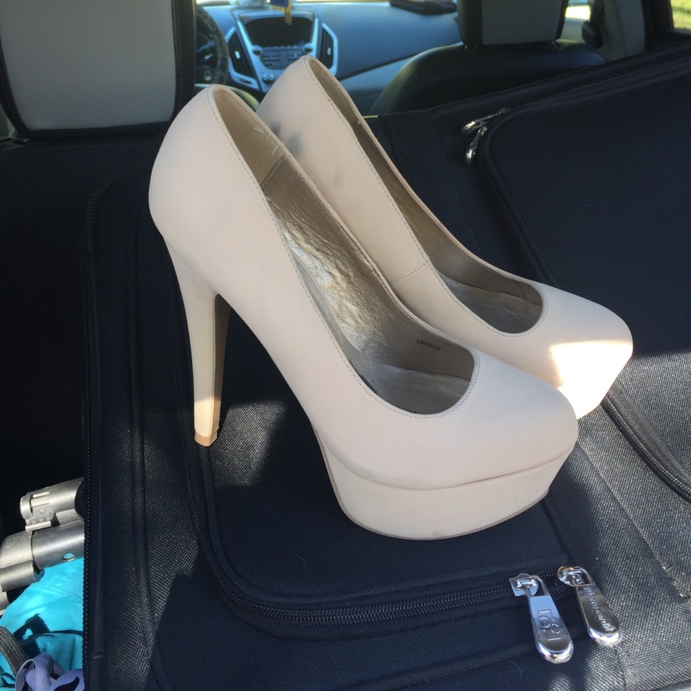 Nude pumps
