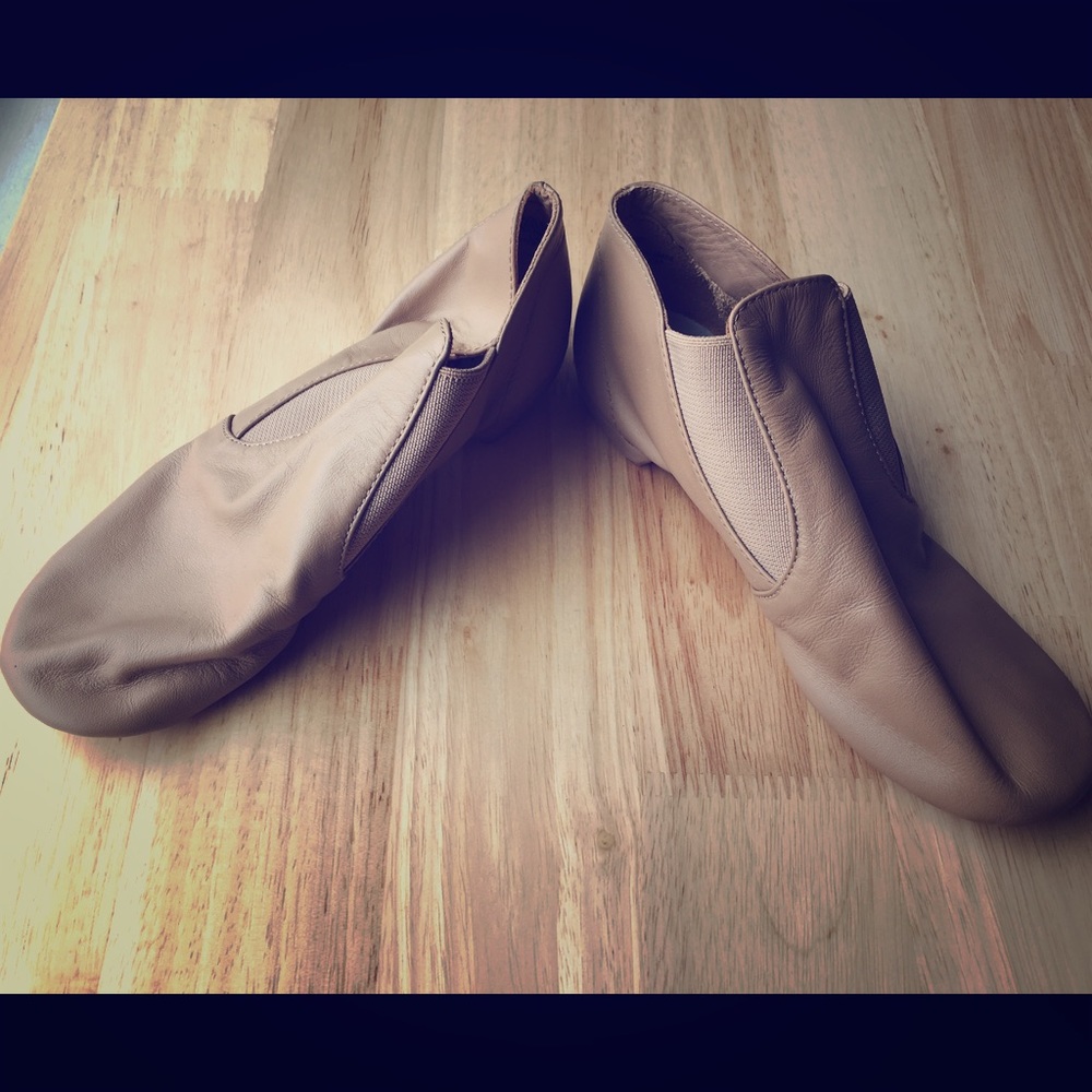 Capezio CG05 tan jazz shoes *Brand New* never worn