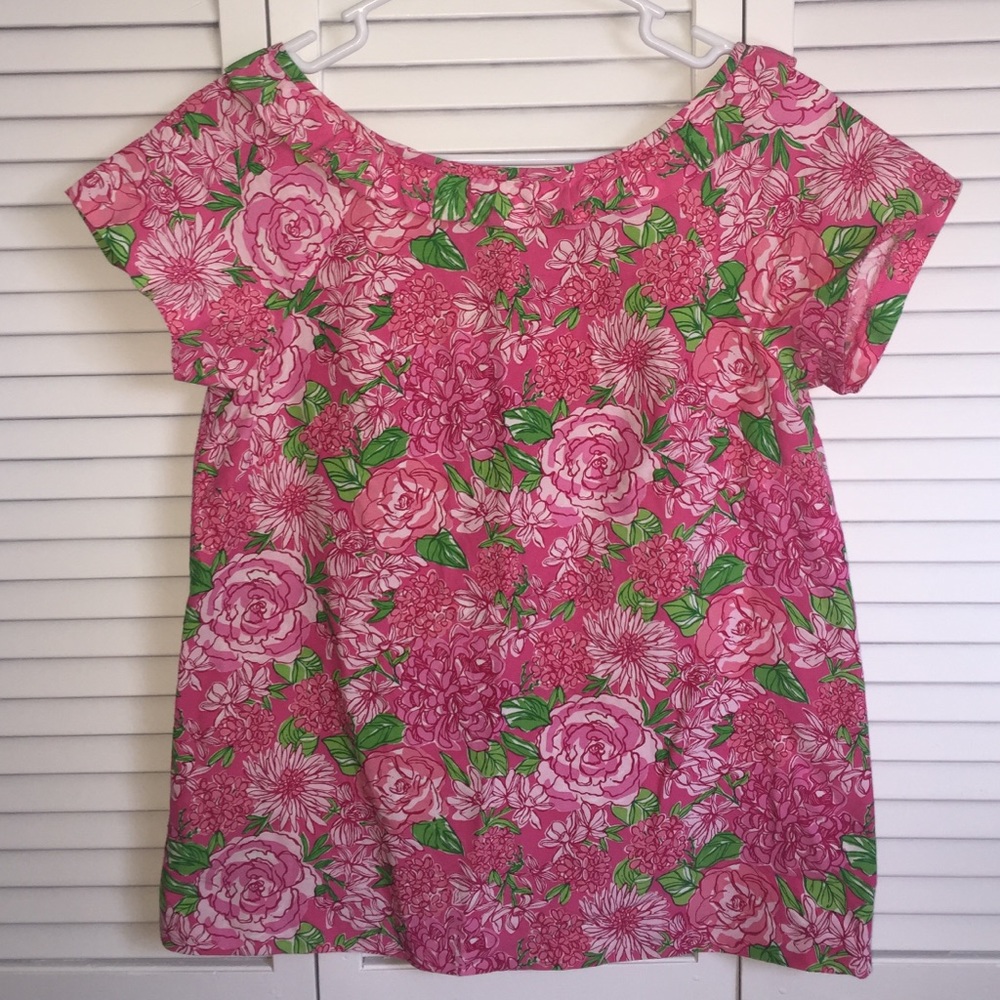 Lilly Pulitzer Top with buttons in the back!