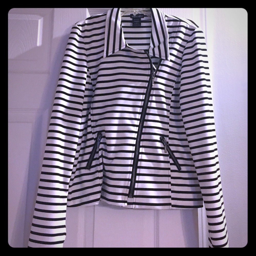 White with horizontal black stripes casual blazer