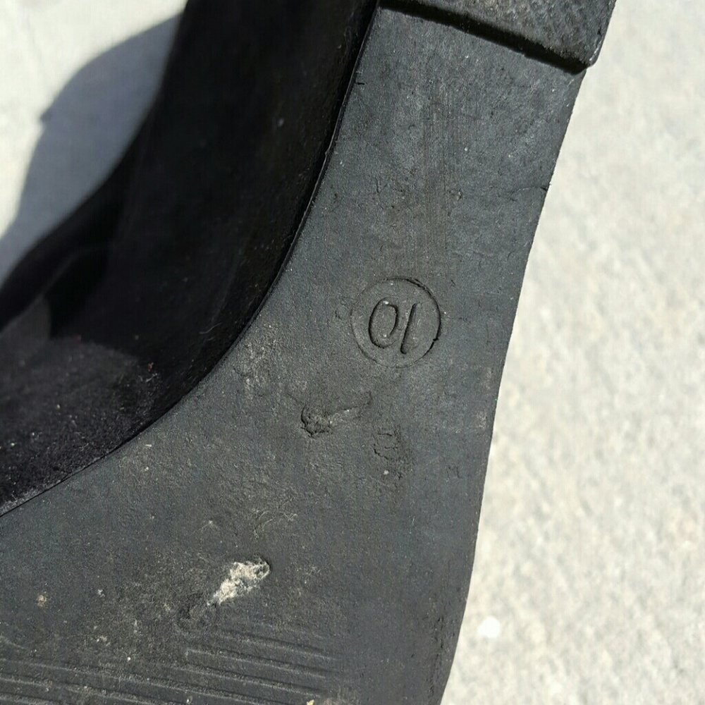 Red circle platform - Picture 2 of 3
