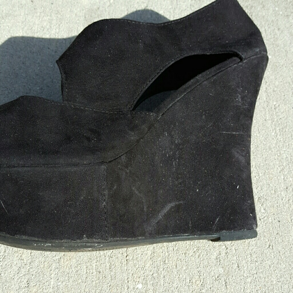 Red circle platform - Picture 3 of 3