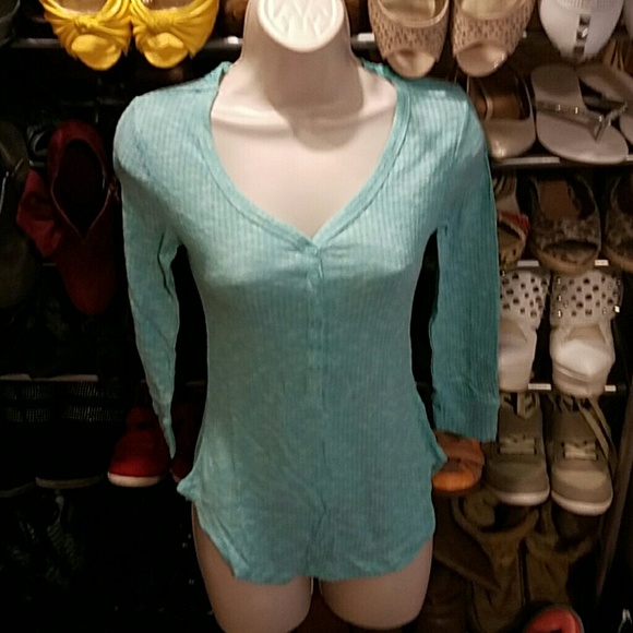 Special $! Nwt 3 quarter sleeve button down top. - Picture 2 of 4