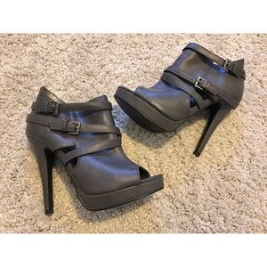 NWOT Gray heeled booties