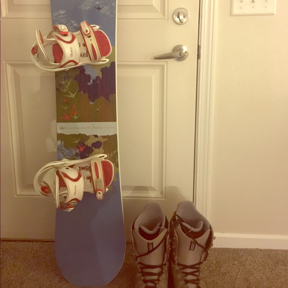 Women's burton feather 47 snowboard with bindings