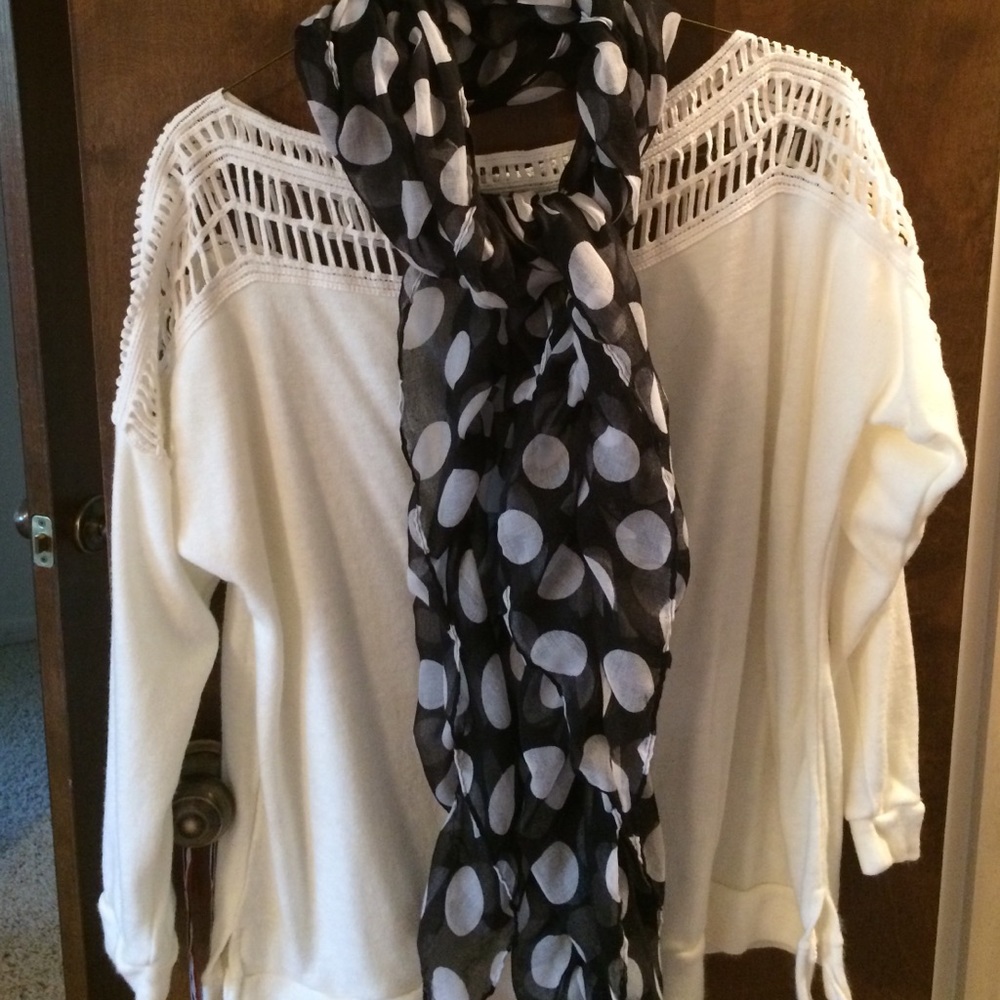 Cute scarf in perfect condition!