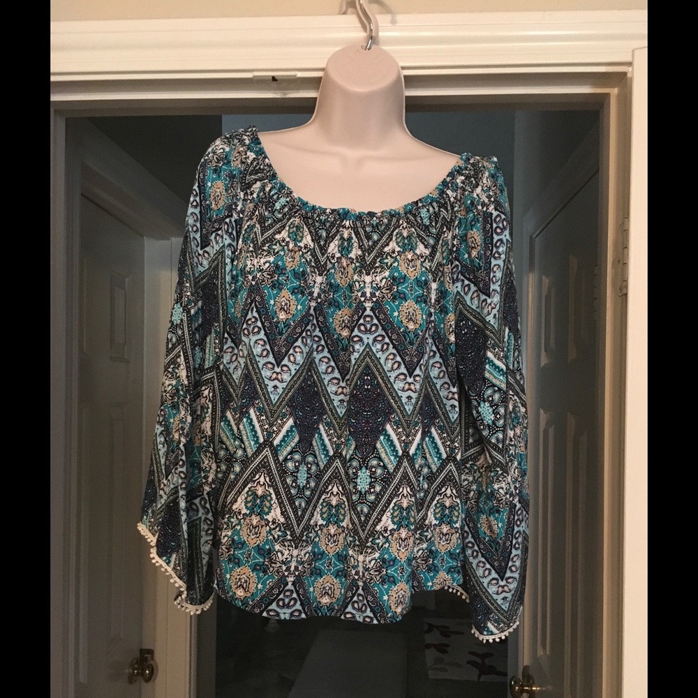 Look at this pretty top w/off the shoulder🌎NWOT