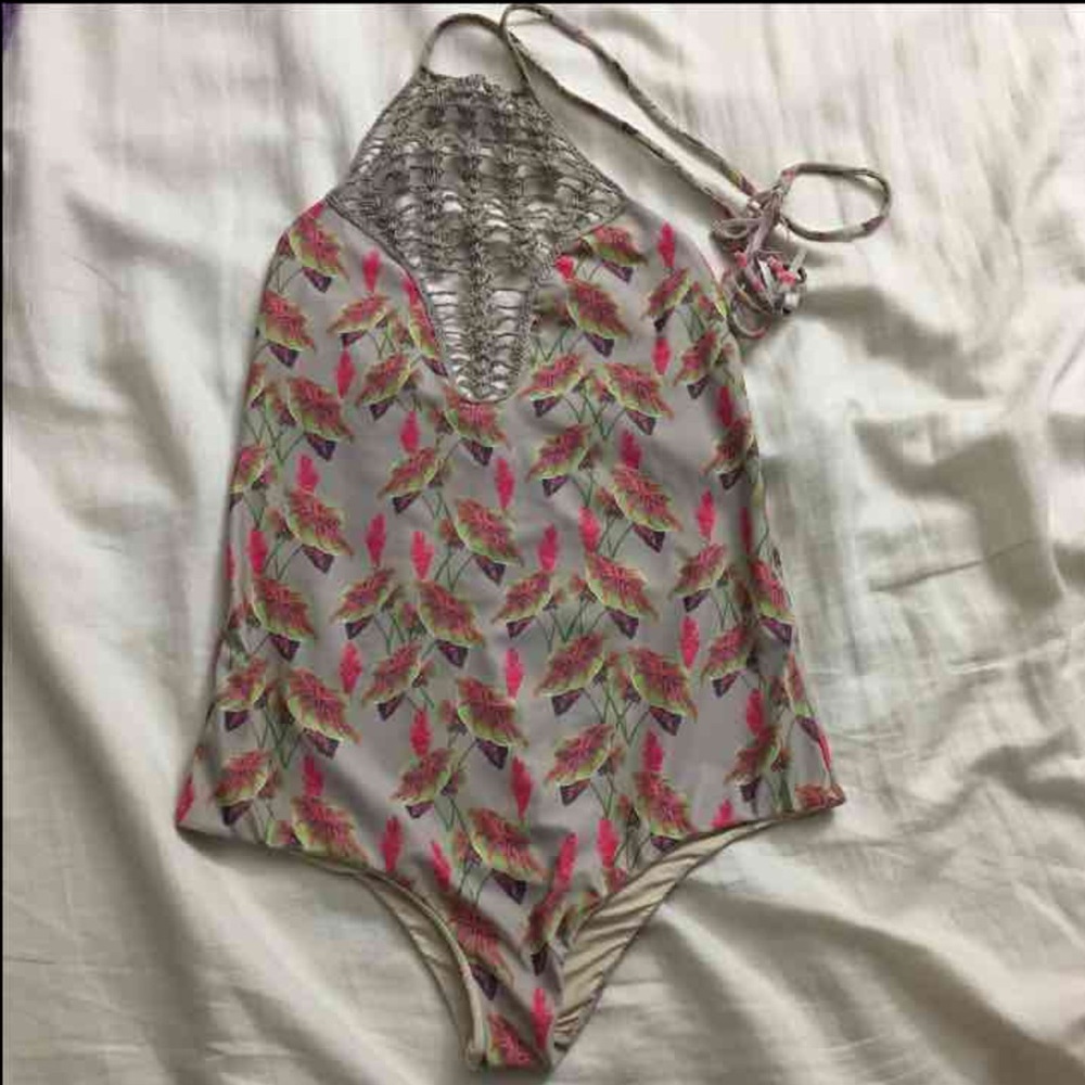 ✖️SOLD✖️ Acacia one piece teahupo'o