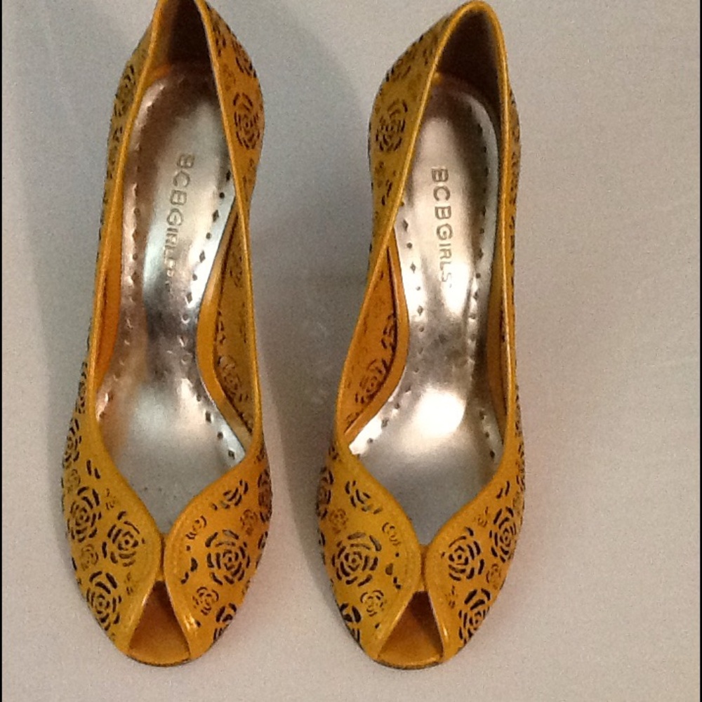 BCBG Girls - Yellow 2.5in Heels Size 7