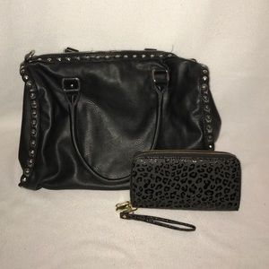 CAN BE SEPARATED Forever 21 purse and wristlet