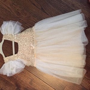 Sparkly, gold girls dress 🌟