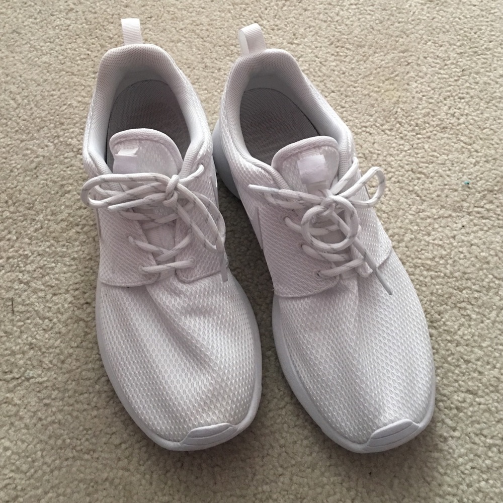 White Nike Roshe Run