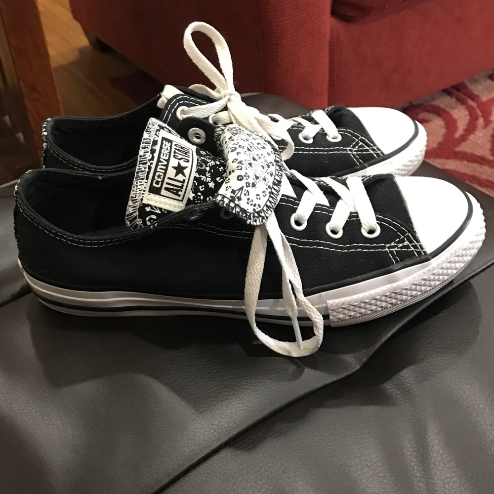 Double tongue black converse