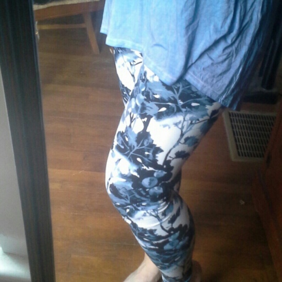 Last 1! Blue floral soft leggings - Picture 3 of 3