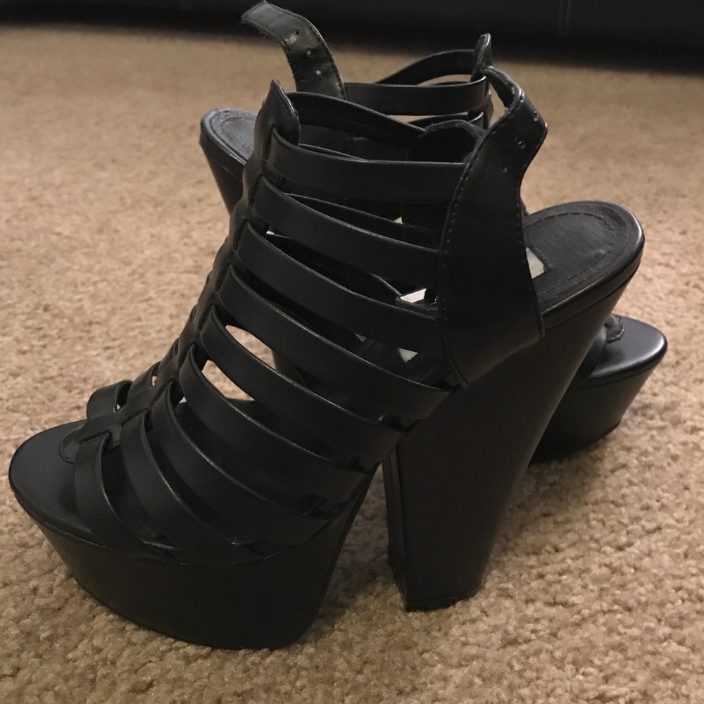 ❌SOLD on Merc❌Steve Madden Chunky Heel