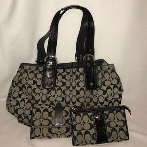 CAN BE SEPARATED Coach purse & matching wristlets