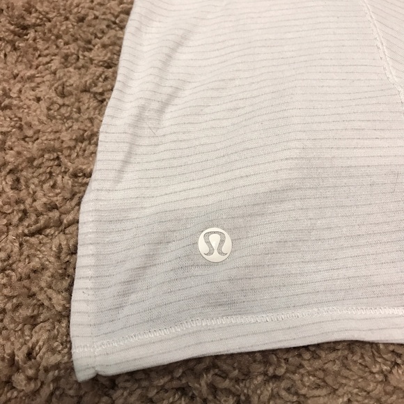 🎉 SALE🎉 Lululemon White Shirt size 6 - Picture 2 of 7