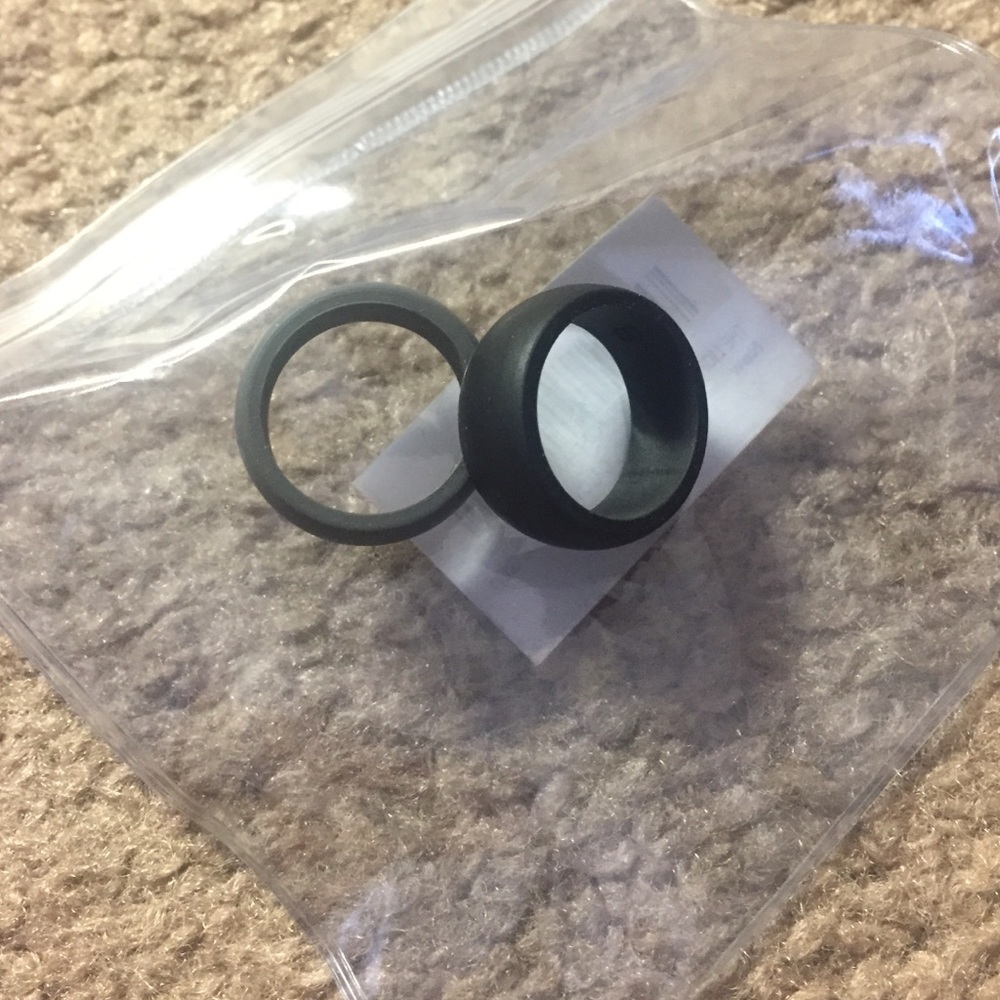 Silicone wedding band set