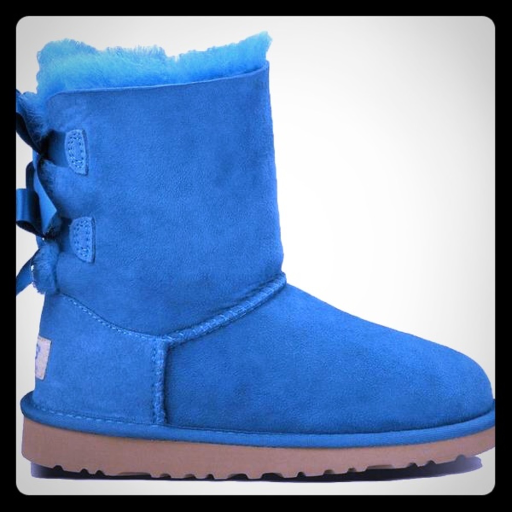 NIB Women's UGG BAILEY BOW Size 9 EVLG Boots