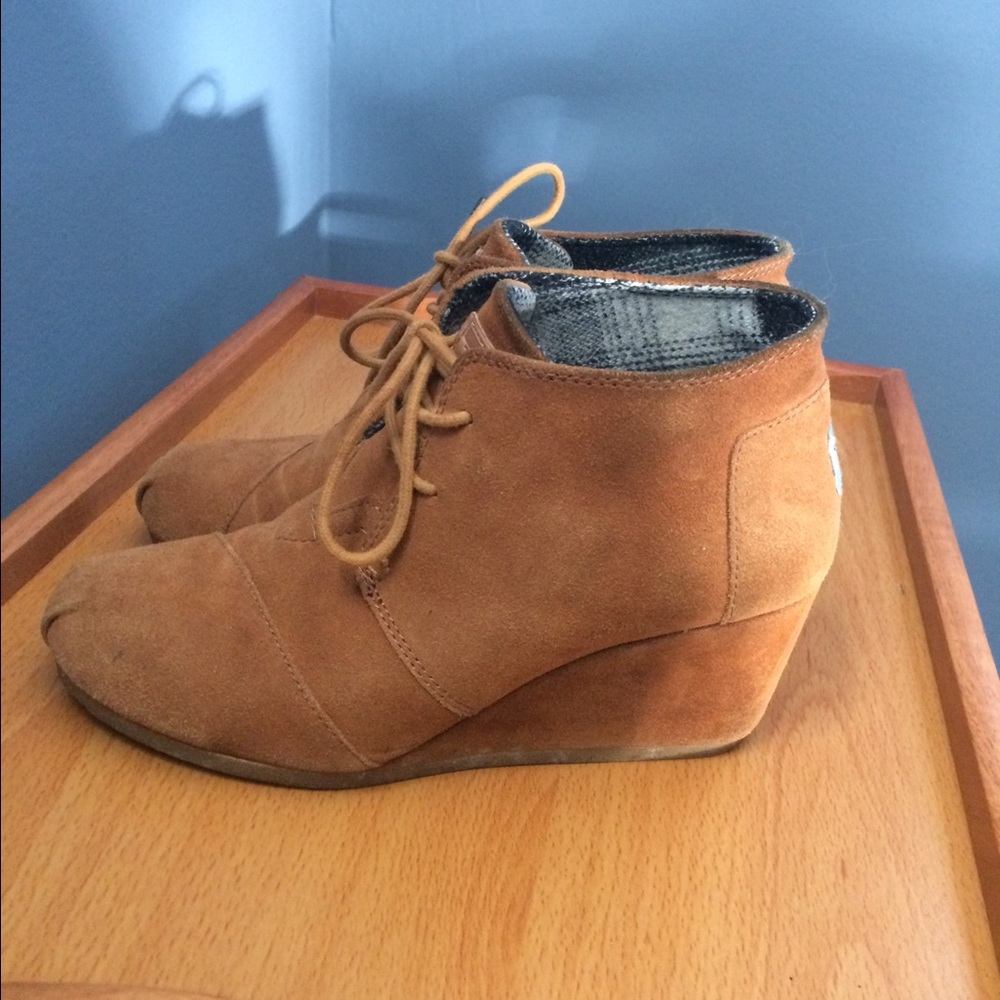 TOMS desert wedge in cognac suede