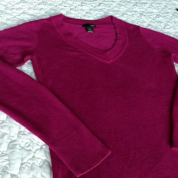 H & M magenta V neck sweater - Picture 2 of 2