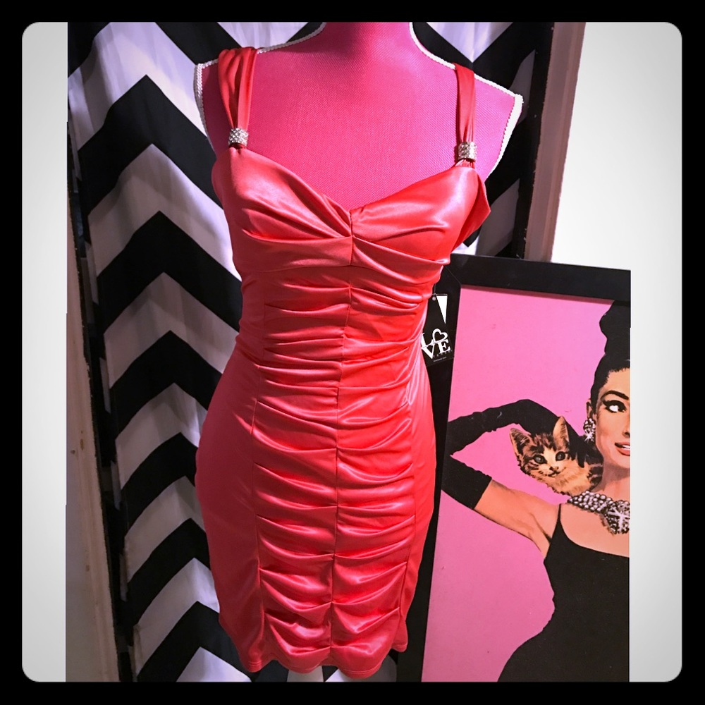 Fun Coral Cocktail Dress 💃🏽