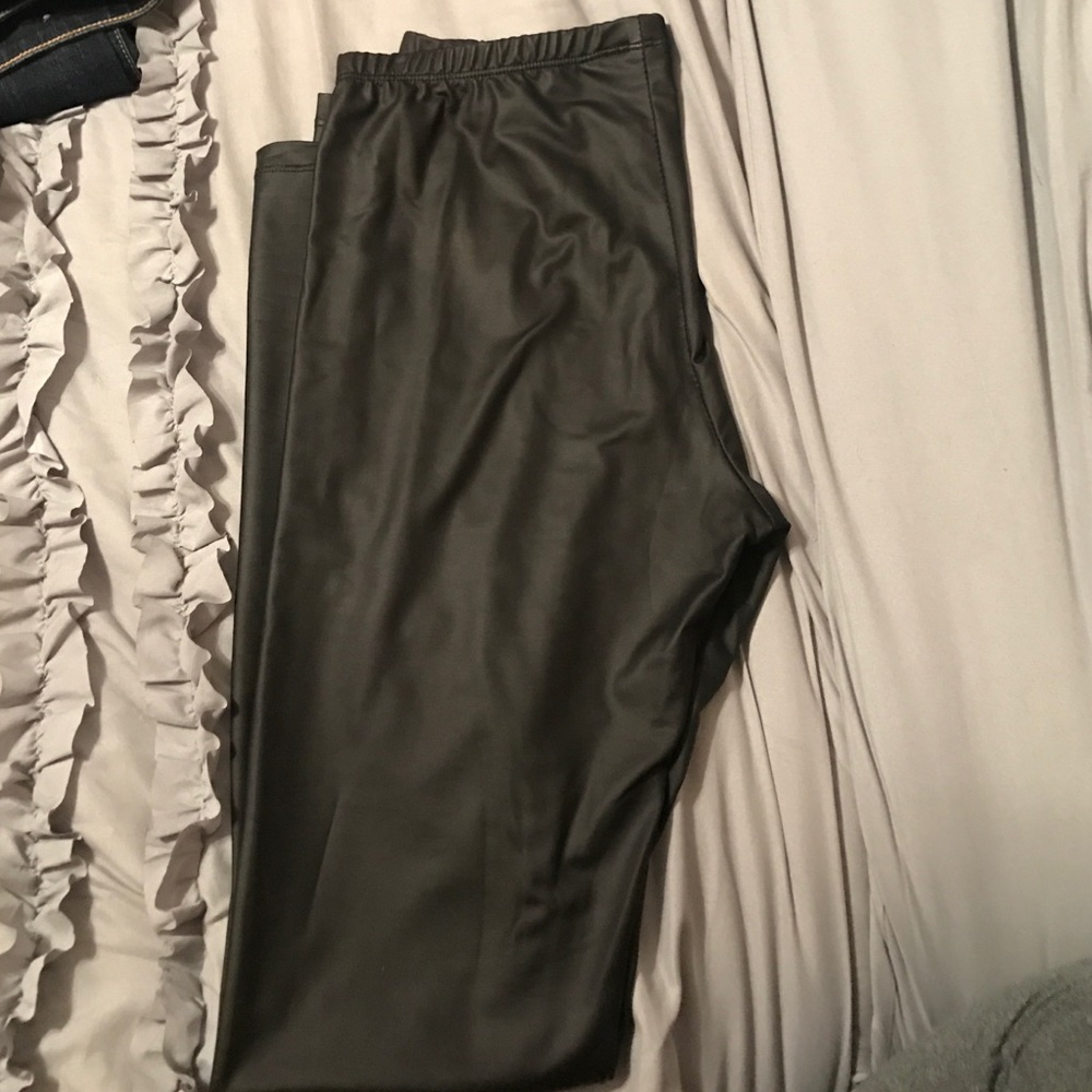 Black liquid leggings