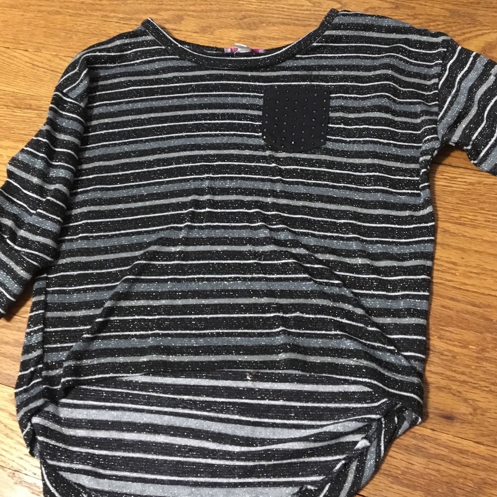 Two sweaters - Picture 4 of 4