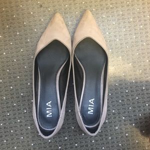 Tope colored suede shoes