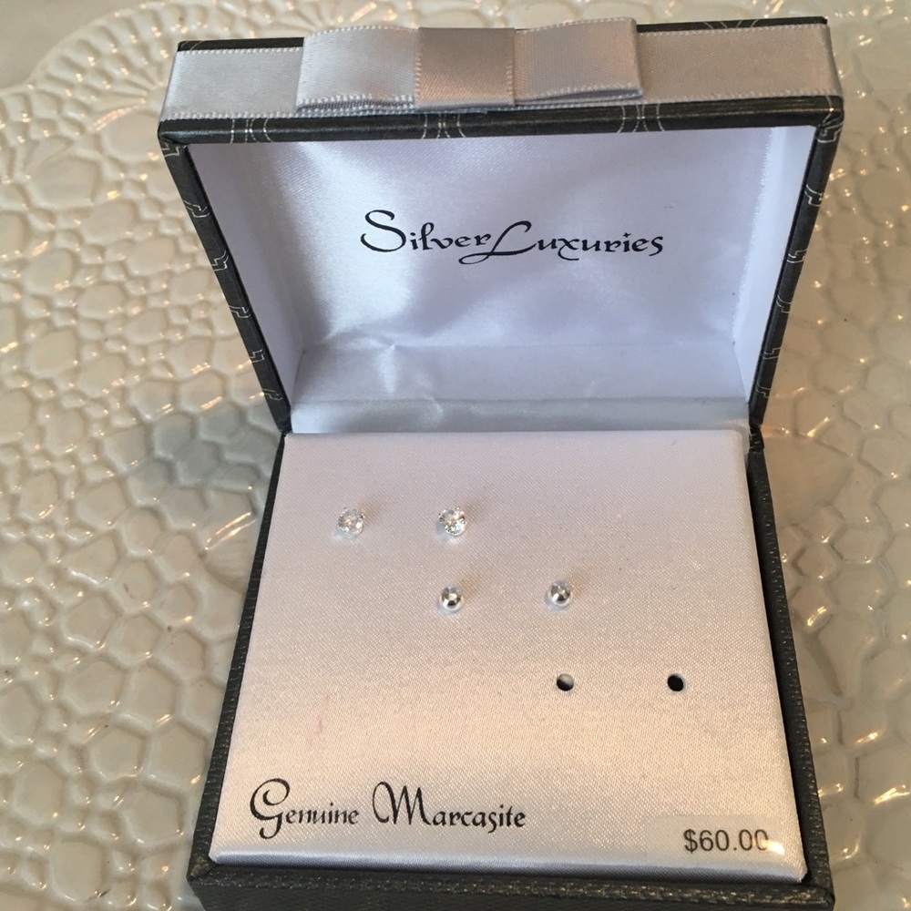 💕B1G1💕 Earring set💎