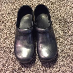 Metallic silver/black Danskos