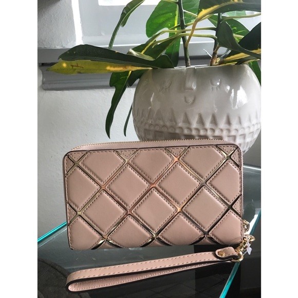 NWT Michael Kors Jet Set Travel Phone Case! - Picture 1 of 2