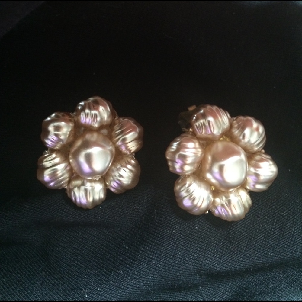 Amazing vintage pearl cluster clip earrings