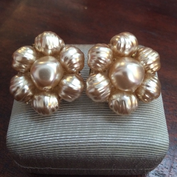 Amazing vintage pearl cluster clip earrings - Picture 2 of 5