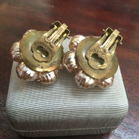 Amazing vintage pearl cluster clip earrings - Picture 3 of 5
