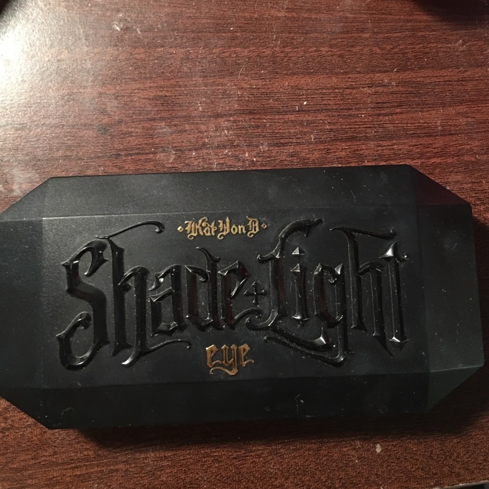 Kat Von D shade and light- smokey eye