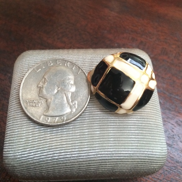 Vintage enamel black white clip earring - Picture 2 of 3