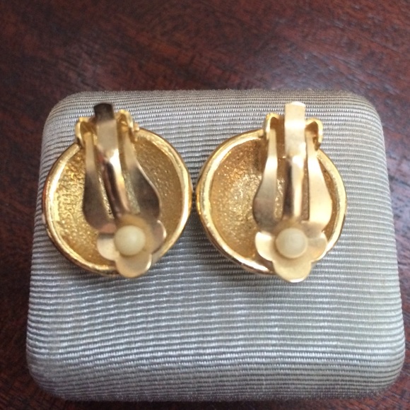 Vintage enamel black white clip earring - Picture 3 of 3