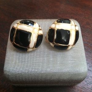 Vintage enamel black white clip earring
